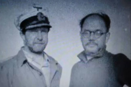 El Capitán de Fragata Musenberg y Chandra Bose durante la travesía