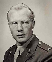 Teniente Christian Lambertsen en 1942 antes de su incorporación a la OSS. Pueden observarse sobre su uniforme las insignias del Cuerpo Médico Militar