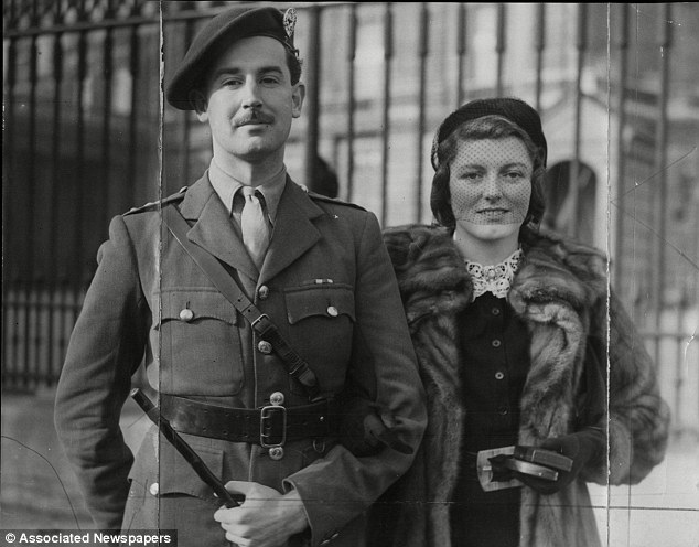 Lord Lovat con su esposa el día en que recibió la Orden de Servicios Distinguidos. Se puede observar en su boina el emblema de los Exploradores de Lovat