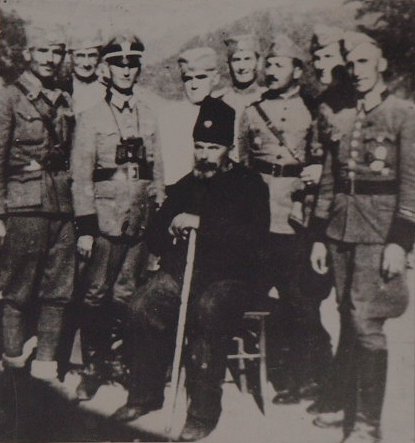 Kosta Pecanac, líder Chetnik desde las Guerras Balcánicas, estaba al frente de la mayor organización Chetnik en 1941 y además tenía lazos con la ultraderecha yugoslava