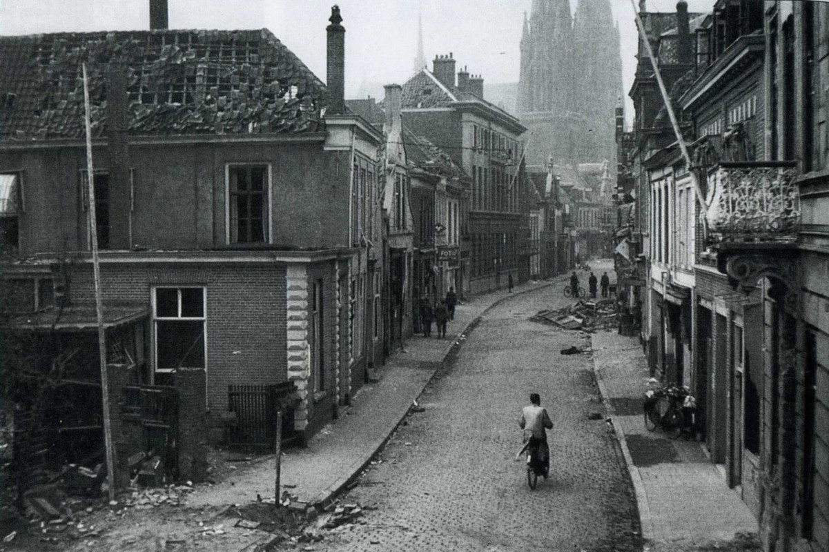La imagen inicial de Eindhoven, ahora tras el bombardeo