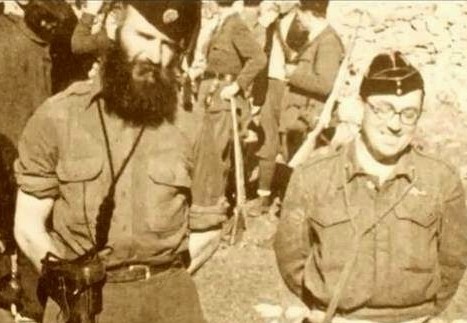 El Coronel Bailey del SOE británico posando con el Comandante Lukacevic del Movimiento Ravna Gora