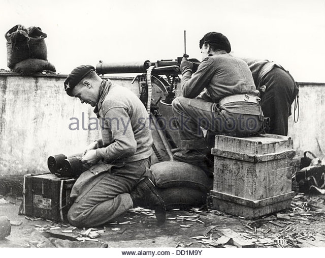 Paracaidistas defendiendo una posición con una ametralladora Vickers