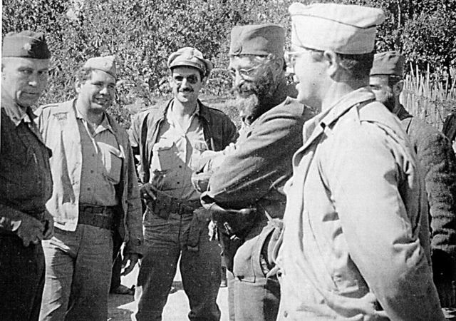 El Capitán Musulin con otros Oficiales norteamericanos y el General Mihailovic