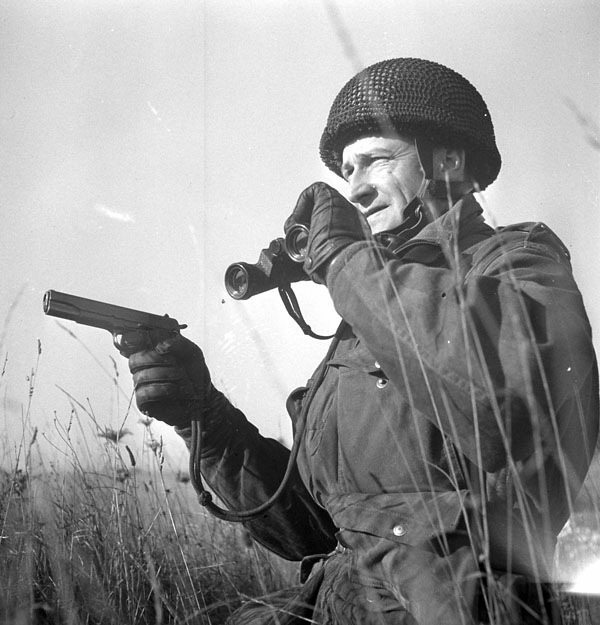 Oficial paracaidista armado con una pistola semiautomática Colt 1911