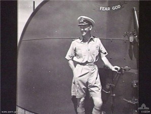 El Comandante Cook de la Armada Australiana sería el responsable de la extracción por mar de los paracaidistas