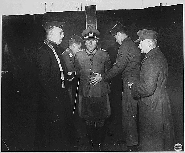 El General Anton Dostler instantes antes de ser fusilado por los asesinatos de la Operación Ginny II