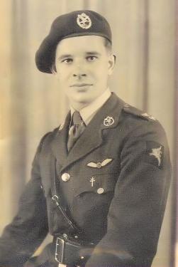 El Teniente John Cox fue uno de tantos jóvenes que se presentó voluntario para el Regimiento de Pilotos de Planeadores