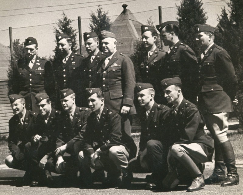 El General Donovan con varios Oficiales de la Sección de Operaciones Especiales
