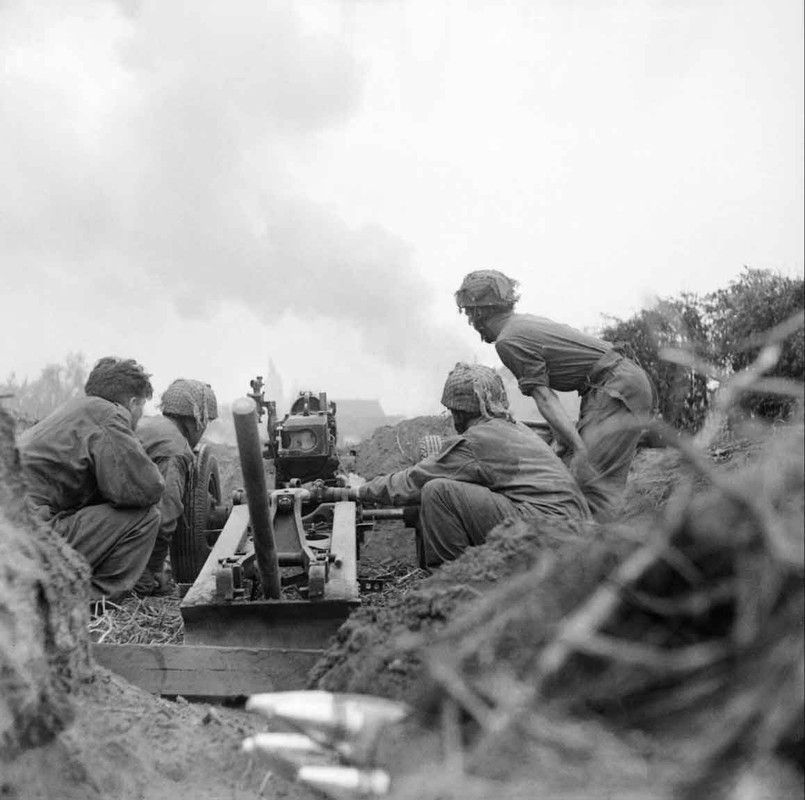 Cañón de 75mm. Howitzer en Oosterbeek durante la Operación Market Garden
