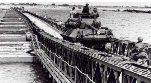 Blindado cruzando un puente Bailey construido con ayuda de pontones debido a su longitud