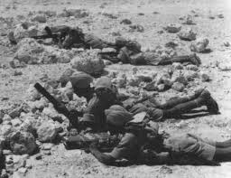 Soldados Sikh operando un mortero ligero en el norte de África