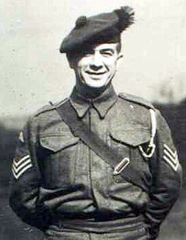 El Sargento Gregor McKenzie resultó herido durante la retirada posterior al asalto. Fue condecorado con la Medalla Militar