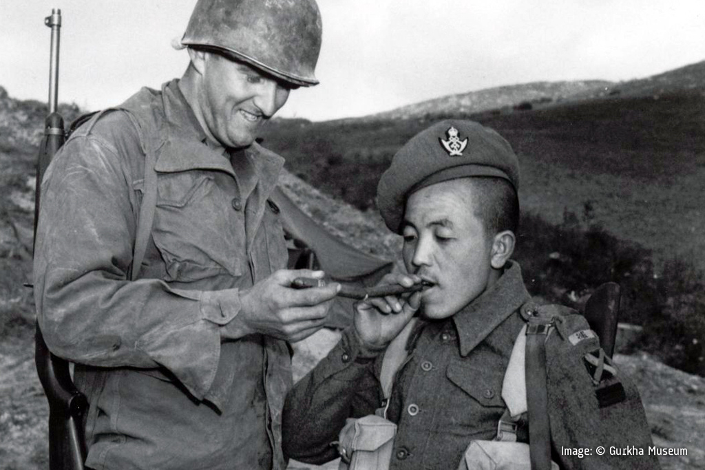 Un Soldado del 3º Regimiento Gurkha, de la 10ª División de Infantería de la India, compartiendo un cigarro con un Soldado estadounidense. Italia 1944