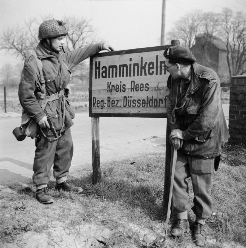 Paracaidistas británicos en Hamminkeln durante la Operación Varsity