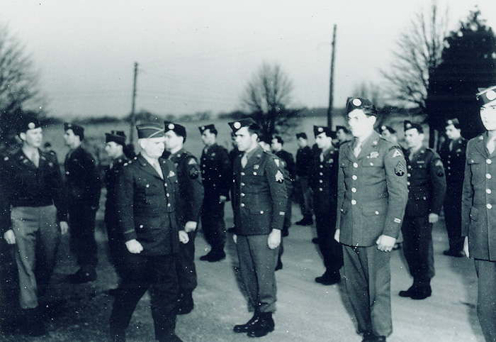 El General Donovan revistando a miembros de los Grupos Operativos de la OSS