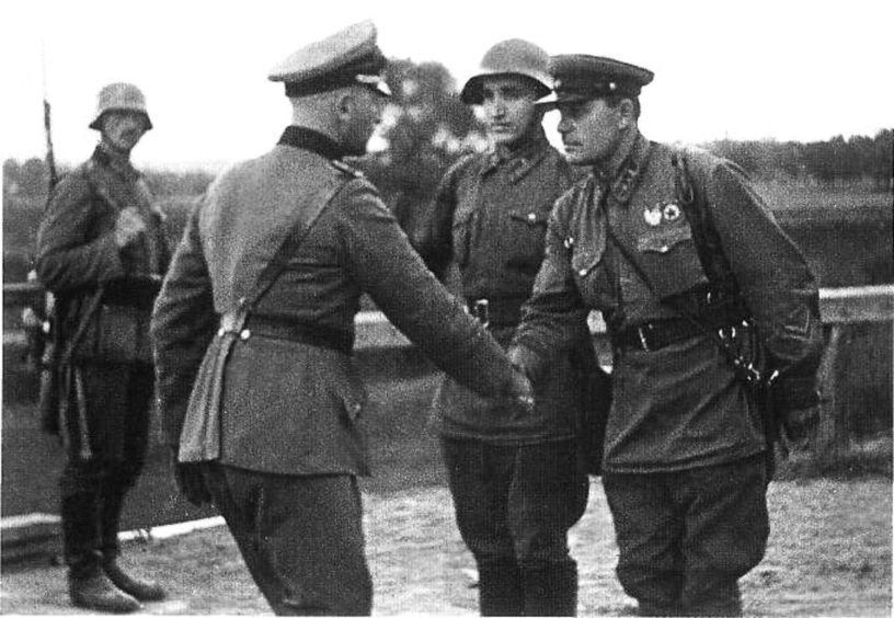 Un Oficial alemán y otro soviético se saludan durante la invasión de Polonia