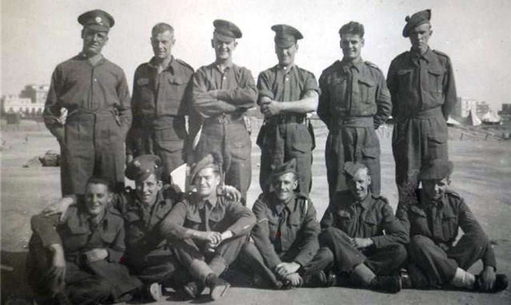 Miembros del No. 8 Commando. Se pueden observar las gorras características de los Guards