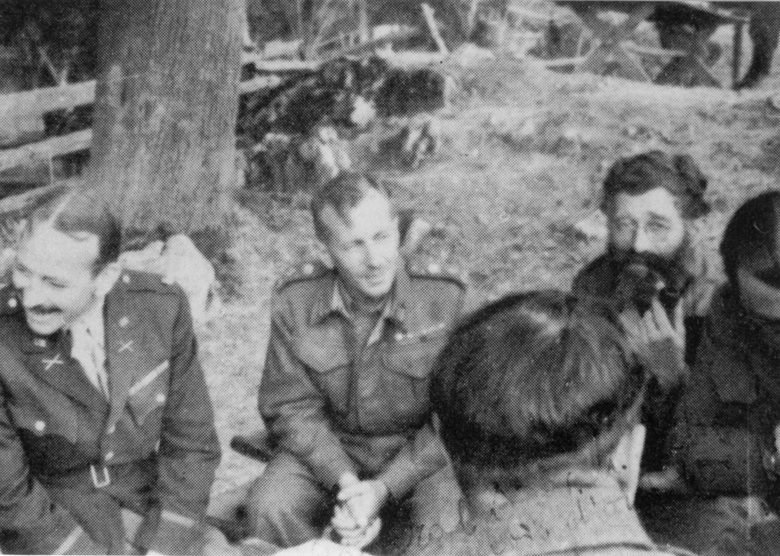 El General Mihailovic conversando con un Oficial británico y otro estadounidense, miembros de una de las múltiples misiones que se desarrollaron por parte del SOE y de la OSS en territorio Chetnik