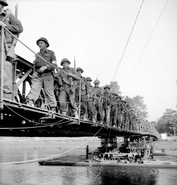 Tropas de infantería cruzando un puente Bailey utilizando la pasarela auxiliar