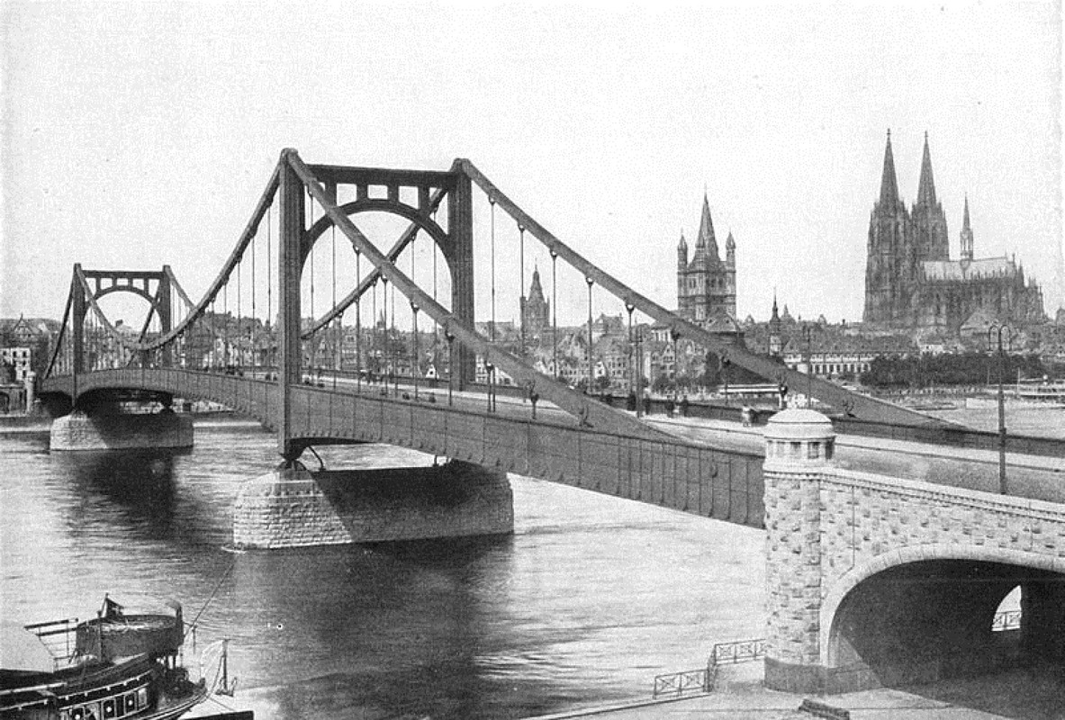 El puente Hängebrücke antes de ser destruido y hoy en día