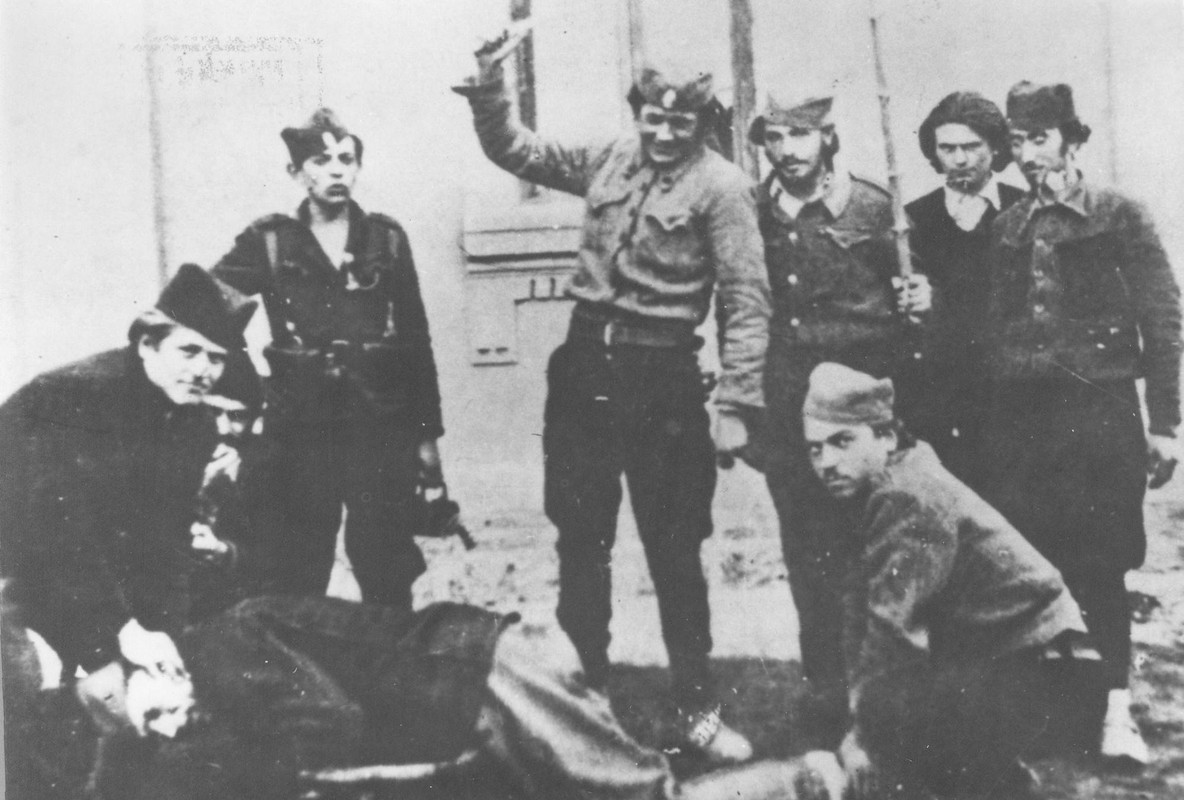Soldados Chetniks golpean con palos a un Partisano capturado