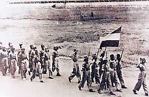 El Regimiento Rani de Jhansi desfila con su Teniente Coronel Jefe, Lakshmi Sahgal, al frente