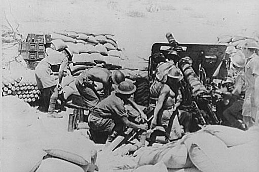 Hombres de un Regimiento de Artillería de Campaña del BIA luchando en el norte de África