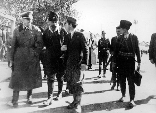Kosta Pecanac paseando del brazo de un Oficial alemán en ocubre de 1941