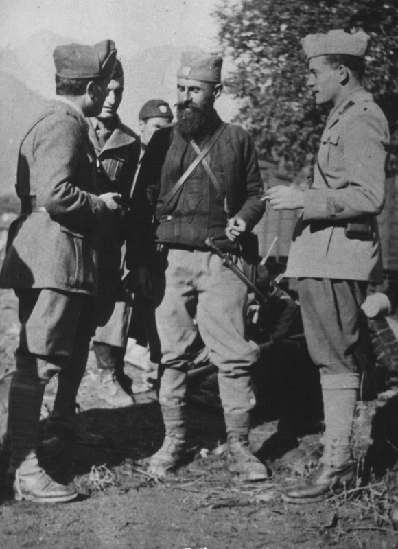 Bosko Todorovic, Comandante Chetnik en Bosnia, conversando con dos Oficiales italianos