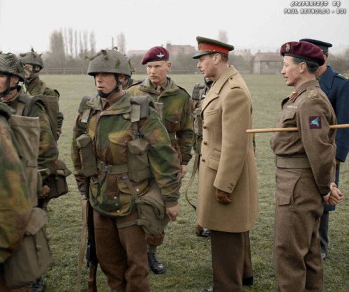 El General Hackett junto con el Rey George VI revistando a las tropas de la 4ª Brigada Paracaidista