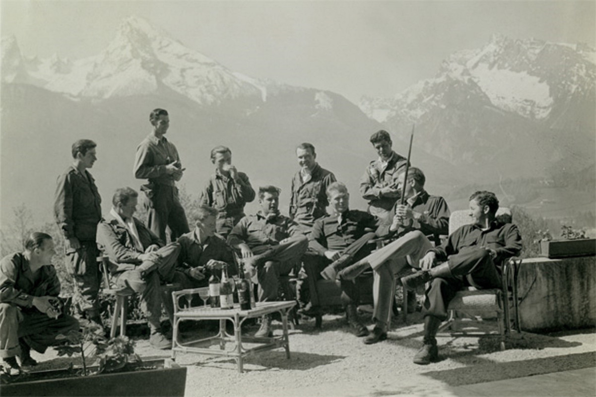 En esta foto vemos a miembros de la EC relajándose en el Nido del Águila, entre ellos a Nixon y Winters sentados en el centro