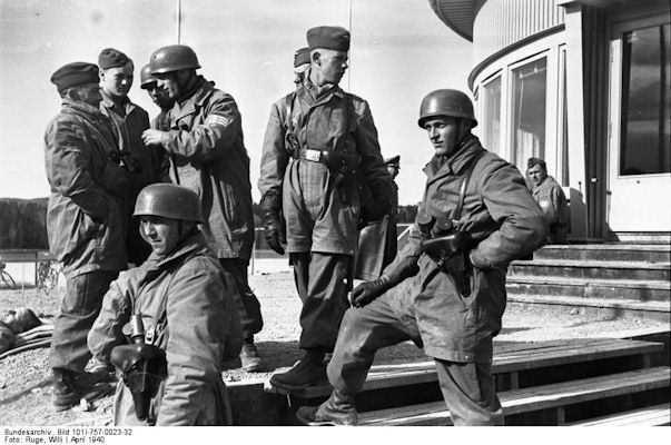 Paracaidistas alemanes después de tomar el aeródromo de Sola