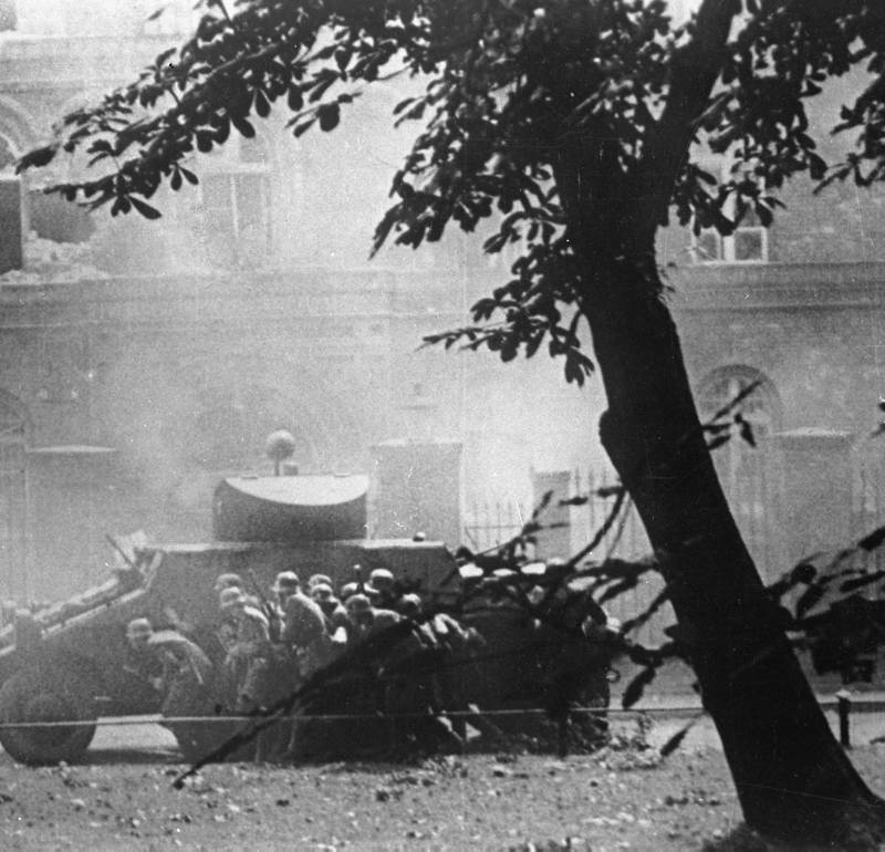 Infantería alemana protegida por un vehículo blindado ataca el edificio de Correos de Danzig