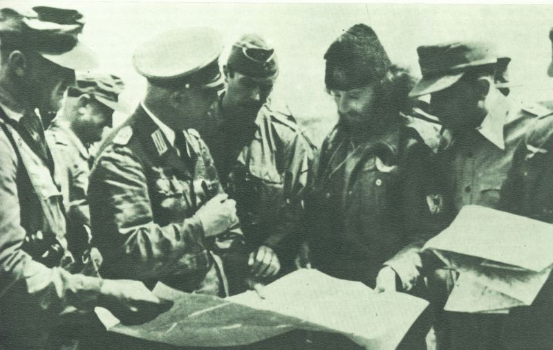 Oficiales Chetniks se coordinan con Oficiales alemanes para una acción en 1944
