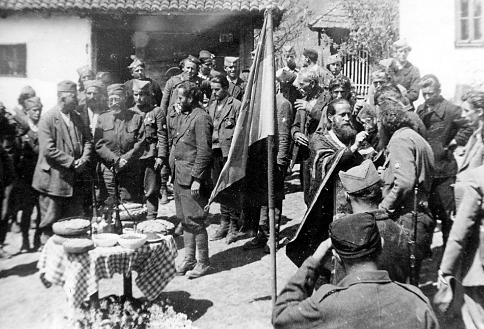 Los Chetniks de Mihailovic eran recibidos en muchas aldeas y agasajados con ceremonias religiosas por parte de los Clérigos locales