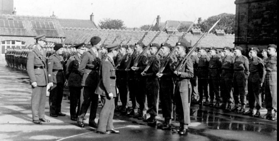 Lord Lovat revistando a los hombres del No. 4 Commando junto con otros Oficiales