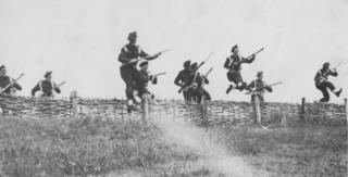 Miembros del No. 2 Commando practicando el asalto a posiciones