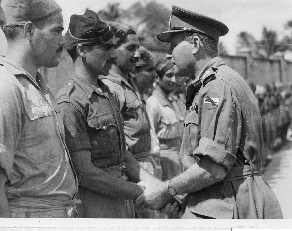 El General Ouvry Roberts, Jefe de la 23ª División de Infantería de la India, saluda a los soldados del BIA liberados tras la rendición de Japón