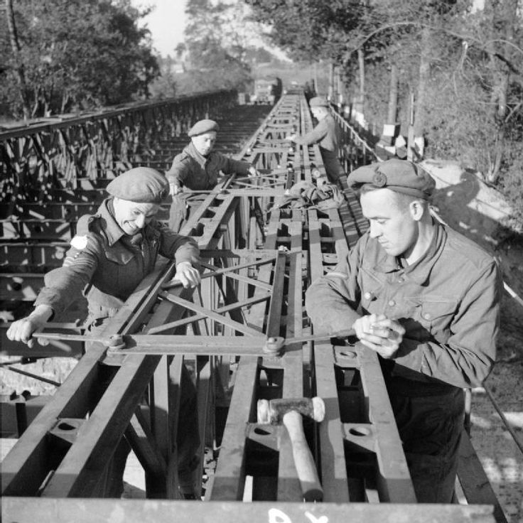 Tropas de ingenieros británicos lanzando el puente a la vez que van montando las diferentes secciones. Se puede observar que el suelo todavía no ha sido colocado