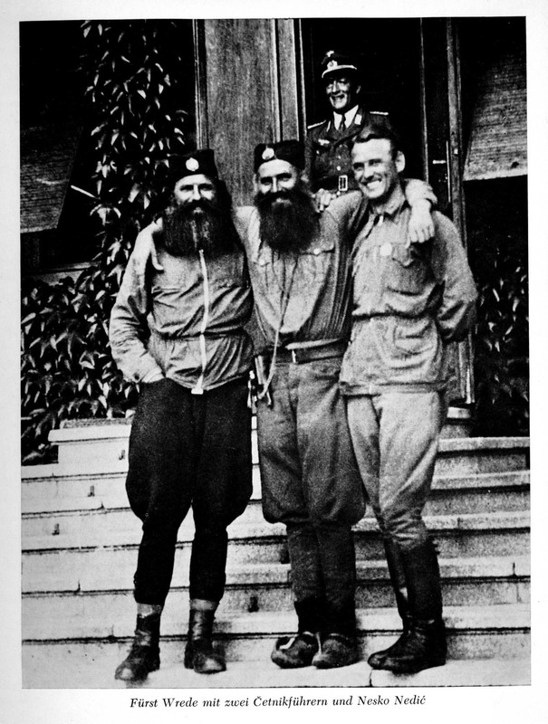 Los Comandantes Nikola Kalabic y Dragoslav Racic, junto con Nesko Nedic, hijo del Primer Ministro, posan con un Oficial alemán al fondo