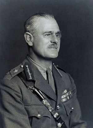 El Teniente General Wavell estuvo invitado a la demostración paracaidista de los soviéticos en 1935