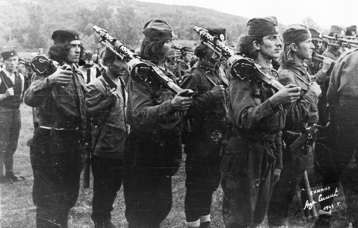 Soldados Chetniks con ametralladoras capturadas a los alemanes