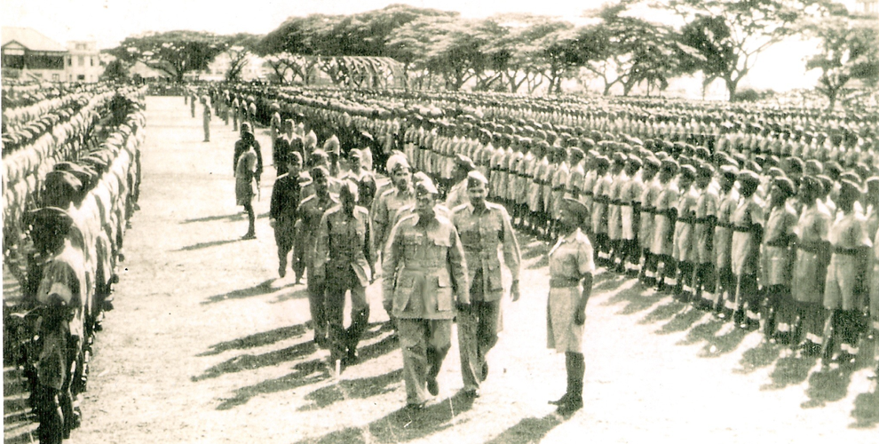 Chandra Bose revistando las fuerzas del INA, ya como Comandante en Jefe