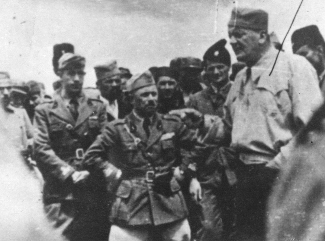 El Comandante Slobodan Jevdevic conversando con varios Oficiales italianos durante la ofensiva sobre Prozor