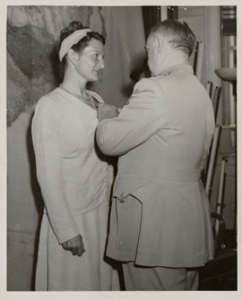 Virginia Hall siendo condecorada por el General Donovan