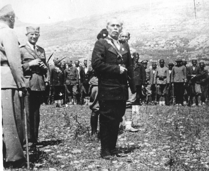 Ilia Trifunovic Bircanin, también era otro destacado líder Chetnik. Aquí le vemos en 1942 dirigiéndose a una de las facciones bajo su control