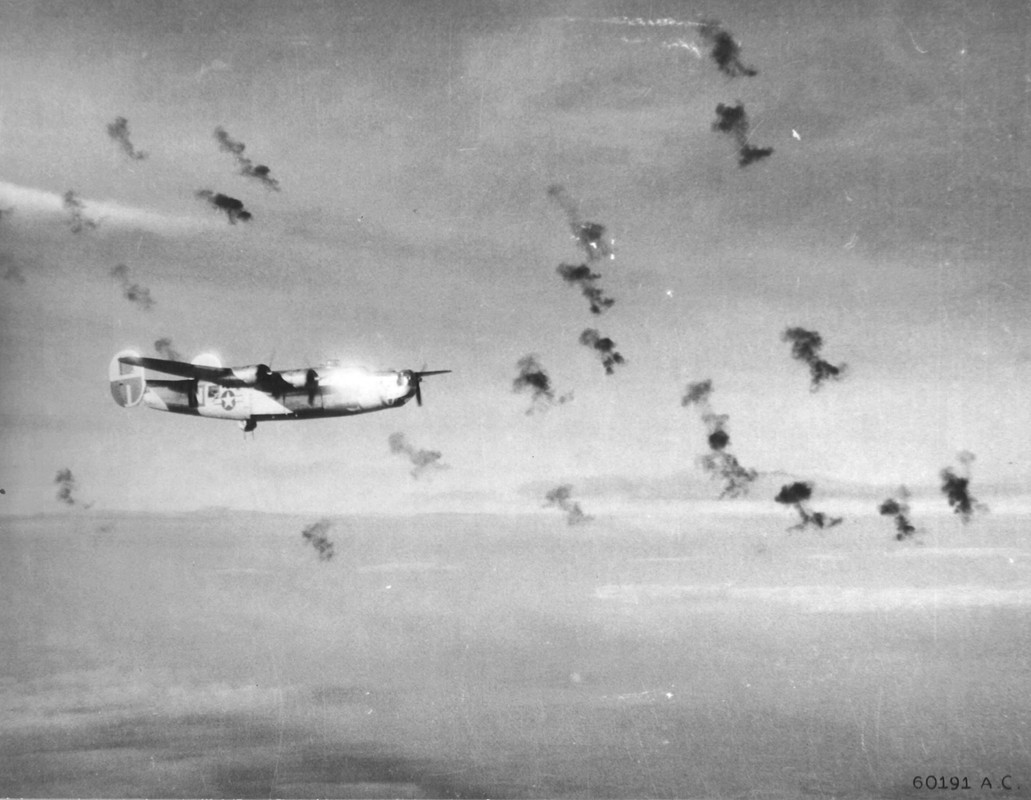 Un B-24 Liberator del 464 Grupo de Bombarderos rodeado por el fuego de los antiaéreos alemanes