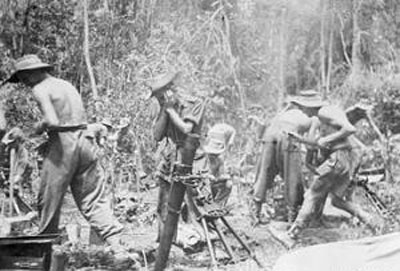Escuadras de morteros de 3 pulgadas haciendo fuego en la jungla