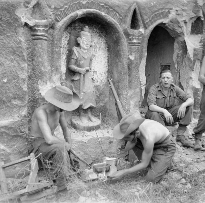 oldados de la 26ª División de Infantería de la India descansan junto a un templo después de la Batalla de la Isla Ramree